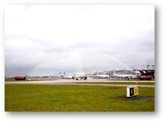 L'avion de Vueling a été accueilli à Orly par une arche d'honneur - DR : Vueling