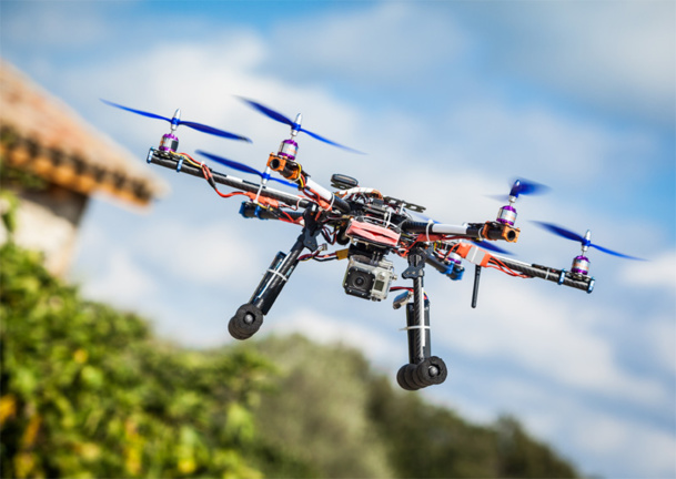 Les drones sont de plus en plus utilisés pour réaliser des vidéos de promotions de territoires ou de patrimoine. La nouvelle technologie fascine mais elle est contrainte par une législation pesante qui peut rendre les tournages complexes. © funkyfrogstock - Fotolia.com