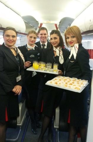 A CDG, les passagers ont été accueillis avec des spécialités culinaires chypriotes offerts par les hôtesses et le commandant du vol - DR : Aegean Airlines A CDG, les passagers ont été accueillis avec des spécialités culinaires chypriotes offerts par les hôtesses et le commandant du vol - DR : Aegean Airlines