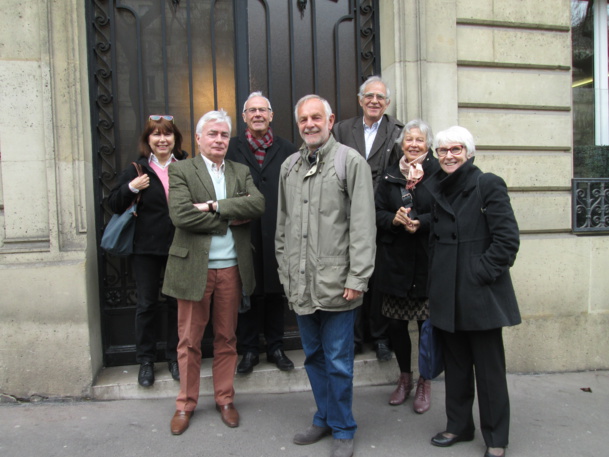 Devant le siège de l'APST à Paris quelques uns des membres de la plateforme "Tutorat" au sein de l'Association Française des Seniors du Tourisme. Sur la photo, Chantal Damour, Jacques Bénard, Yves Rousselle, François Filloux, Pierre Surot, Christine Rivet et Annie Blin. Photo MS.