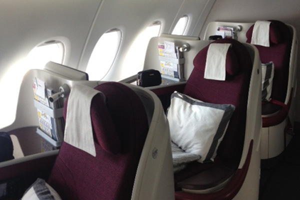 Dans la zone Business, les fauteuils qui se transforment en lit sont configurés en 1X2X1. Les fauteuils solos disposent de plusieurs compartiments bagages au dessus, de chaque côté - Photo GB Dans la zone Business, les fauteuils qui se transforment en lit sont configurés en 1X2X1. Les fauteuils solos disposent de plusieurs compartiments bagages au dessus, de chaque côté - Photo GB