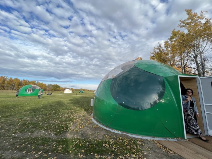 Le centre culturel Métis Crossings'est équipé d'une dizaine de dômes à ciel ouvert pour les amateurs de nuit sous les étoiles (Photo PB)