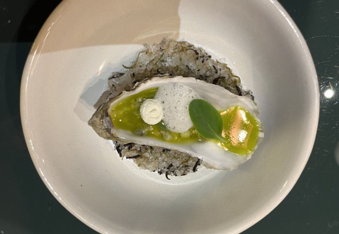 Une huître aux saveurs japonaises subtiles travaillées avec de l'agar agar (Photo PB) Une huître aux saveurs japonaises subtiles travaillées avec de l'agar agar (Photo PB)