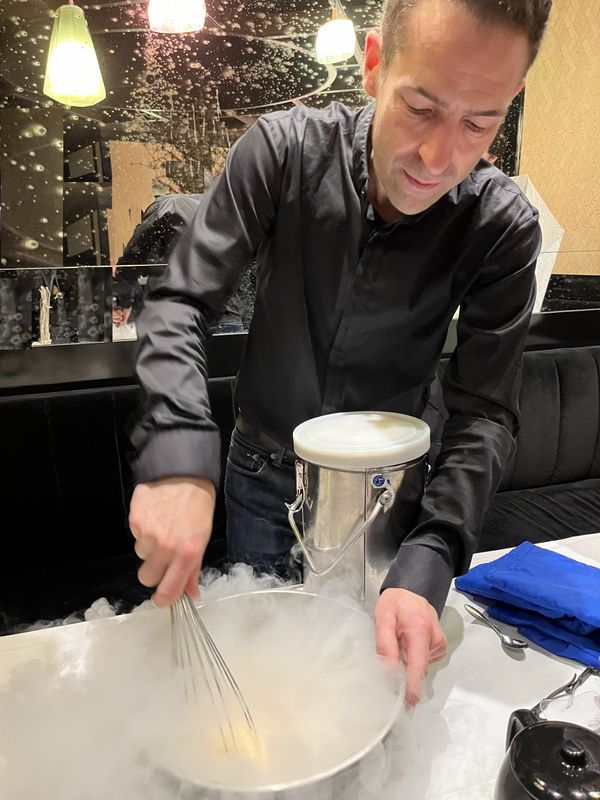 Raphaël Haumont en train de préparer la glace au miso (Photo PB)