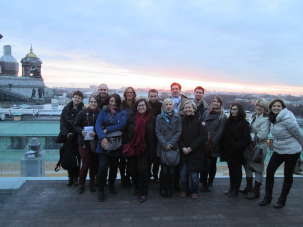 Eductour Amslav. Ici, sur le toit-terrasse  au 8e étage de l'hôtel "W" avec vue sur la cathédrale Saint Isaac, l'Amirauté et l'Ermitage. Tout simplement unique à Saint-Petersbourg.  Pour prendre un verre (de fin avril à septembre).