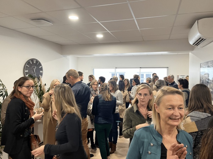 Il y avait foule à Lillebonne pour l'inauguration du nouveau siège de Périer Voyages, avec ici au premier plan sa directrice générale Anne-Sophie Lecarpentier. ©DR