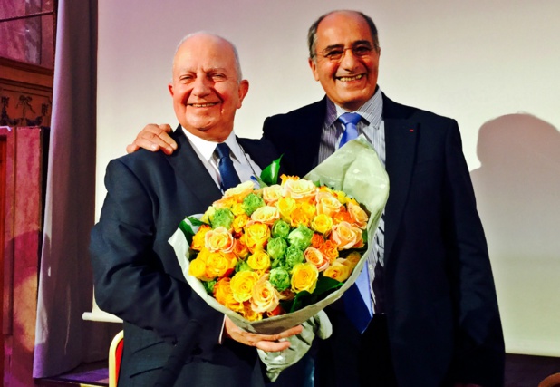 JP Mas a offert à Raoul un bouquet de fleurs à l'occasion du 50e anniversaire de l'APST /photo Jdl JP Mas a offert à Raoul un bouquet de fleurs à l'occasion du 50e anniversaire de l'APST /photo Jdl