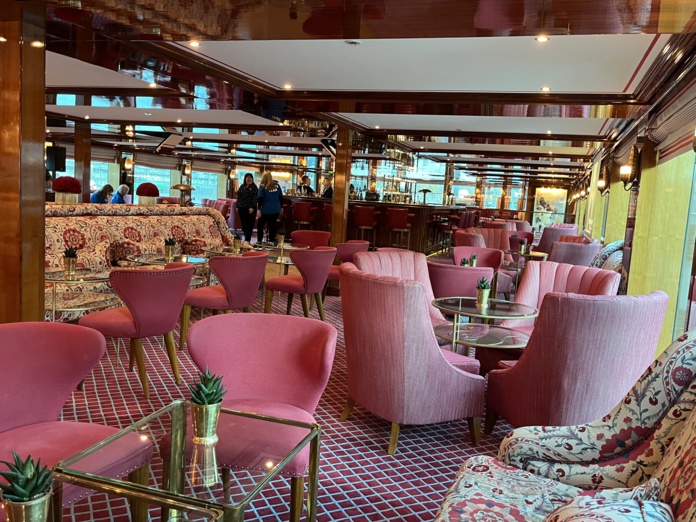 Un salon à la décoration très typée (PB) Un salon à la décoration très typée (PB)