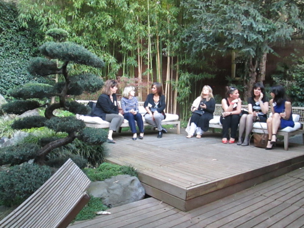 Le style "Asia", une séance de travail et de rencontres dans le jardin de la maison Kenzo près de la Bastille à Paris. Le style "Asia", une séance de travail et de rencontres dans le jardin de la maison Kenzo près de la Bastille à Paris.
