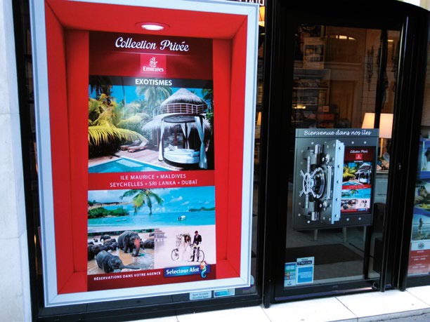 La vitrine d'une agence qui met en avant l'offre collection privée d'Exotismes en partenariat avec Emirates - DR La vitrine d'une agence qui met en avant l'offre collection privée d'Exotismes en partenariat avec Emirates - DR