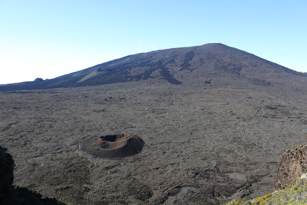 Entièrement volcanique l’île est le fruit de l’imbrication de trois volcans : le Piton des neiges, le volcan des Alizés- quasi détruit- et le piton de la Fournaise, actif depuis 450 000 ans - Photo AB