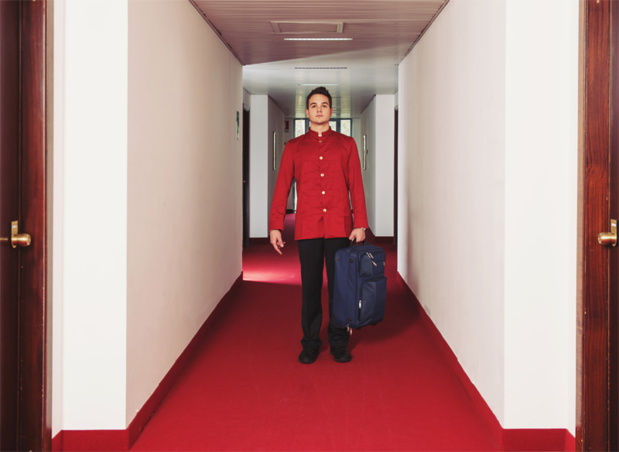 Bagagiste : Avant toute formation, disponibilité, débrouillardise et santé sont ses atouts primordiaux. Dans un grand hôtel, il est placé sous la responsabilité du concierge ou du chef de réception © pio3 - Fotolia.com Bagagiste : Avant toute formation, disponibilité, débrouillardise et santé sont ses atouts primordiaux. Dans un grand hôtel, il est placé sous la responsabilité du concierge ou du chef de réception © pio3 - Fotolia.com