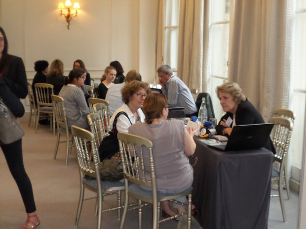 Dans les salons de l'Hôtel des Arts & Métiers de Paris, ambiance studieuse entre "pros".