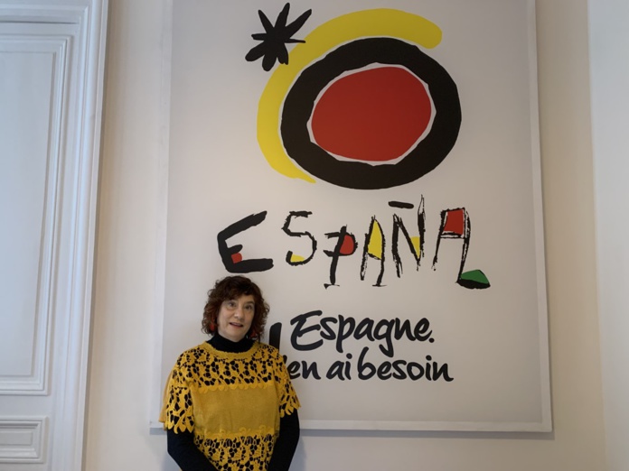 Maria José Gomez, directrice de l'Office du Tourisme d'Espagne à Paris, devant le célèbre logo de la destination qui fête l'an prochain ses 40 ans. ©David Savary