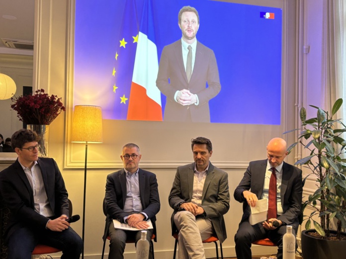 De gauche à droite, Mathieu Marquenet (Kombo), Fabien Couly (ART), Sébastien Sablong (Omio) et Alexander Ernert (Trainline) écoutent l'allocution en visio-conférence de Clément Beaune, ministre délégué chargé des Transports. ©David Savary De gauche à droite, Mathieu Marquenet (Kombo), Fabien Couly (ART), Sébastien Sablong (Omio) et Alexander Ernert (Trainline) écoutent l'allocution en visio-conférence de Clément Beaune, ministre délégué chargé des Transports. ©David Savary