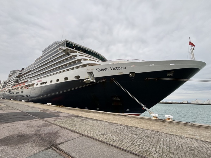 Amarré dans le port du Havre, le Queen Victoria impressionne avec sa ligne effilée noire. ©David Savary
