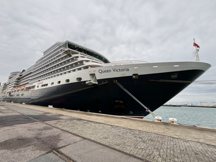 Amarré dans le port du Havre, le Queen Victoria impressionne avec sa ligne effilée noire. ©David Savary Amarré dans le port du Havre, le Queen Victoria impressionne avec sa ligne effilée noire. ©David Savary
