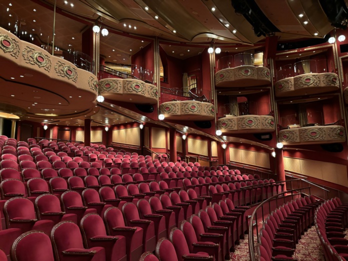 Le Royal Court Theatre, la magnifique salle de spectacle de 1 700 places du navire. ©David Savary Le Royal Court Theatre, la magnifique salle de spectacle de 1 700 places du navire. ©David Savary