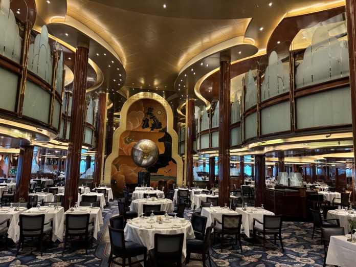 L'élégant restaurant au style art déco. ©David Savary L'élégant restaurant au style art déco. ©David Savary