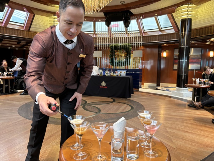 Atelier cocktail à bord du Queen Victoria. ©David Savary Atelier cocktail à bord du Queen Victoria. ©David Savary
