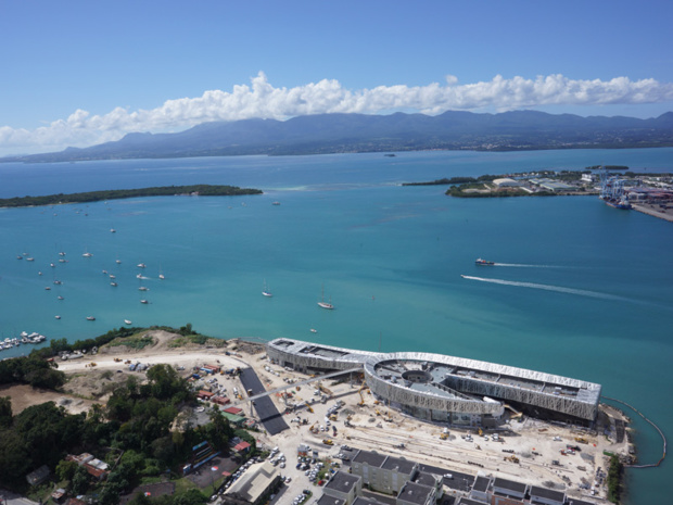 L'emplacement du bâtiment est stratégique. Il est situé à l'arrivée de la Route du Rhum, au Sud-Est de Pointe-à-Pitre, et à seulement 10 mn du port de croisière, et 20 mn de l'aéroport. Autre atout majeur : un ponton de 60 mètres linéaires facilitera l'accès par la mer grâce à la mise en place d'une navette maritime. - Photo Mémorial ACTe L'emplacement du bâtiment est stratégique. Il est situé à l'arrivée de la Route du Rhum, au Sud-Est de Pointe-à-Pitre, et à seulement 10 mn du port de croisière, et 20 mn de l'aéroport. Autre atout majeur : un ponton de 60 mètres linéaires facilitera l'accès par la mer grâce à la mise en place d'une navette maritime. - Photo Mémorial ACTe