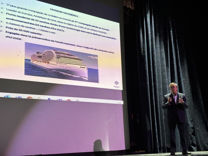 Patrick Pourbaix sur la grande scène du théâtre du MSC Orchestra. @David Savary Patrick Pourbaix sur la grande scène du théâtre du MSC Orchestra. @David Savary