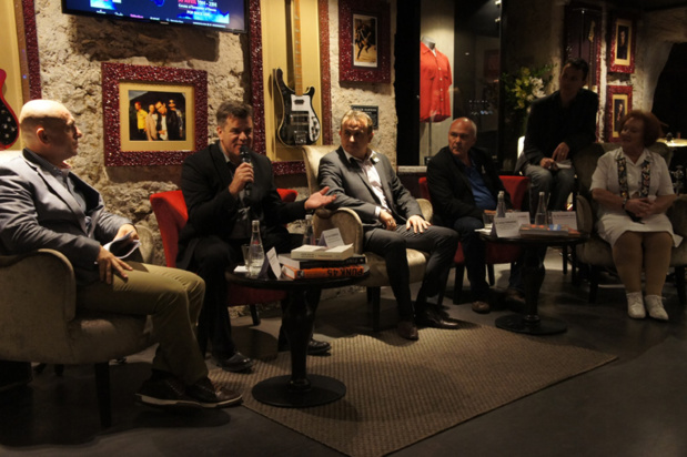 Antonio Bautista, Vice-PDT Franchise Hard Rock Café Int., Yves Pleindoux, Président SAS Rock Square, franchisé Hard Rock Café Marseille, Anibal Fernandez Vice-PDT franchise Europe, Moyen-Orient et Afrique, Hamish Dodds, Président Hard Rock Int, et Rita Gilligan, Ambassadrice de la marque et première serveuse du Hard Rock Café de Londres - Photo CE Antonio Bautista, Vice-PDT Franchise Hard Rock Café Int., Yves Pleindoux, Président SAS Rock Square, franchisé Hard Rock Café Marseille, Anibal Fernandez Vice-PDT franchise Europe, Moyen-Orient et Afrique, Hamish Dodds, Président Hard Rock Int, et Rita Gilligan, Ambassadrice de la marque et première serveuse du Hard Rock Café de Londres - Photo CE