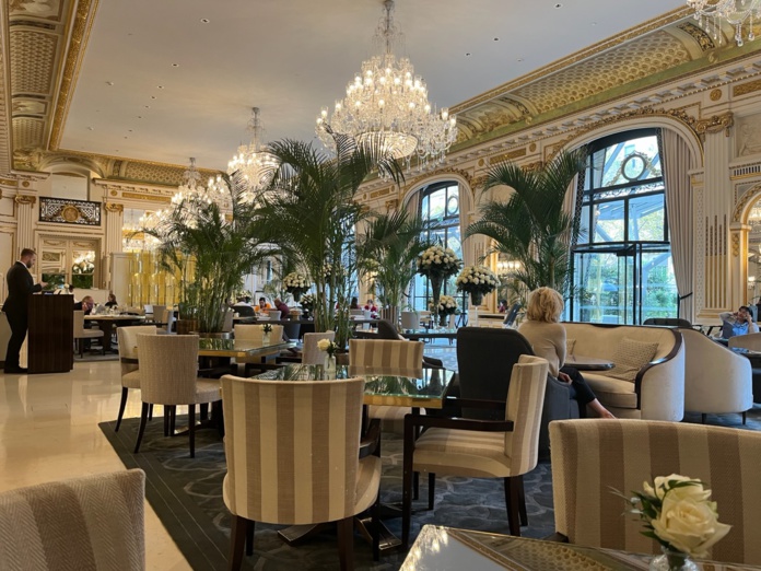 Le somptueux Lobby du Peninsula Paris se fait remarquer par ses lustres et son plafond doré à la feuille d'or (Photo PB) Le somptueux Lobby du Peninsula Paris se fait remarquer par ses lustres et son plafond doré à la feuille d'or (Photo PB)