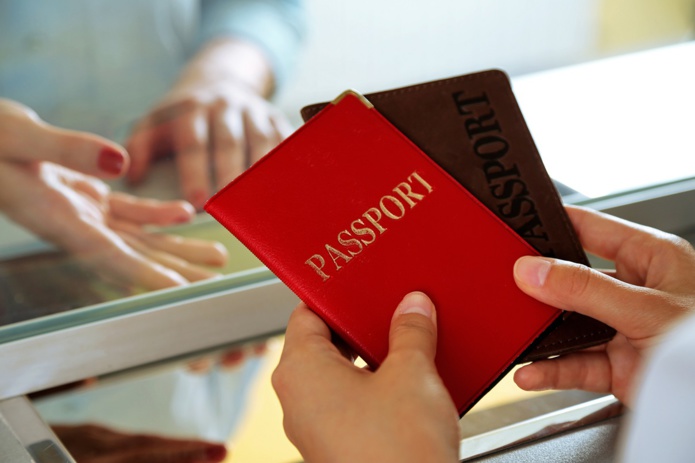 Vérification numérique du passeport - Photo : Depositphotos.com