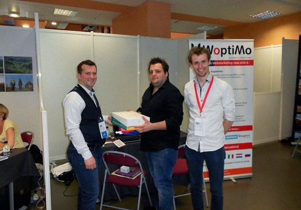 Xavier Berthier, l’organisateur du salon, Félix Lapoussière et Guillaume Simonin tirent au sort le grand gagnant d’un audit SEO gratuit avec Woptimo pendant le Salon des blogueurs de voyage. Le blog bénéficiera d’un suivi de son référencement pendant un mois par la société de conseil. ©OS