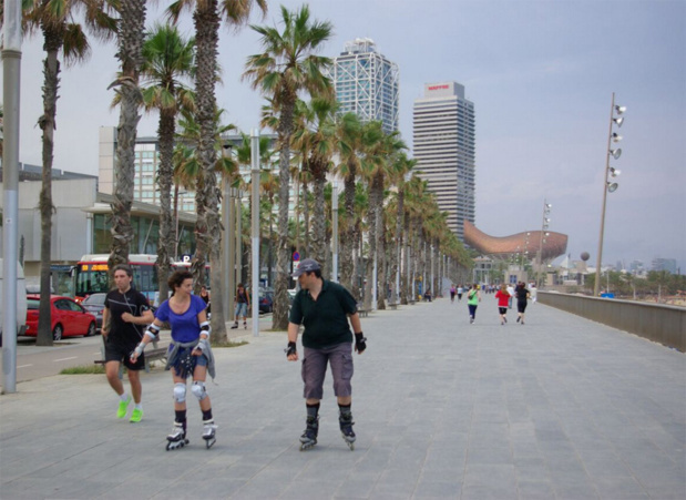 Le long de la plage débute la longue promenade piétonne conduisant au port Olympique. Joggeurs, patineurs et cyclistes, dans leurs tenues flashy, donnent un air assez californien à l’endroit - DR : J-F.R.