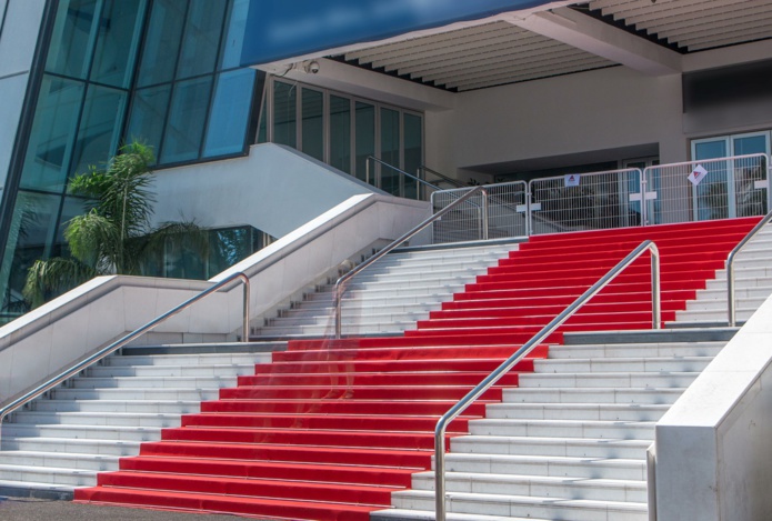 Parmi les 11 lauréats retenus par Atout France, le Palais des Festivals de Cannes lance une démarche d’économie d’énergie et de minimisation de son impact par l’installation de panneaux photovoltaïques sur sa toiture - DR : DepositPhotos.com, neiezhmakov