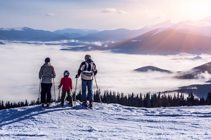 Cette année encore, de nombreuses stations de montagne ont subi le manque de neige. Malgré tout, les vacanciers continuent de partir à la montagne - Depositphotos @AlexBrylov Cette année encore, de nombreuses stations de montagne ont subi le manque de neige. Malgré tout, les vacanciers continuent de partir à la montagne - Depositphotos @AlexBrylov