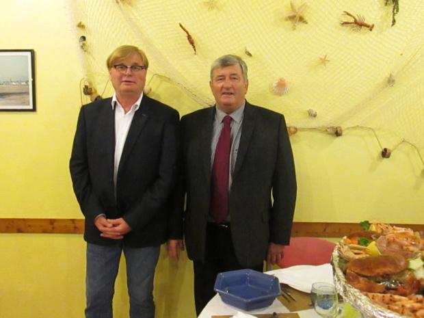 Guy Cholot (à droite) maire de la petite commune de Port-Bail propriétaire du Village Vacances « La Porte des Isles » et Michel Cloupeau, directeur de ce village de vacances. 78 % des villages gérés par VVF appartiennent aux collectivités territoriales (communes, communautés de communes etc.). Guy Cholot (à droite) maire de la petite commune de Port-Bail propriétaire du Village Vacances « La Porte des Isles » et Michel Cloupeau, directeur de ce village de vacances. 78 % des villages gérés par VVF appartiennent aux collectivités territoriales (communes, communautés de communes etc.).