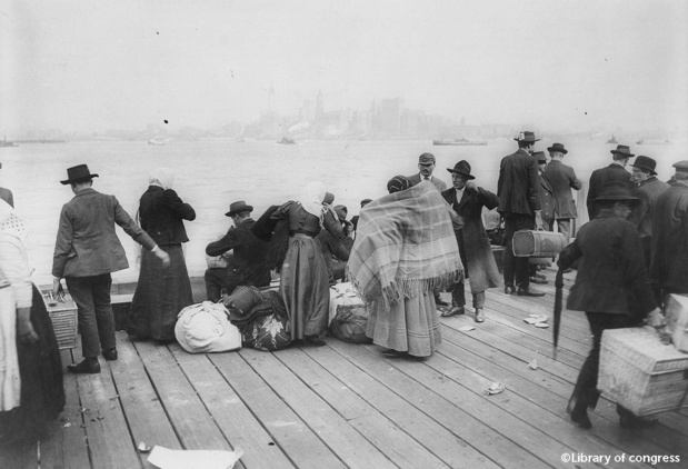 Emigrants en attente face au port de New York. Library of Congress.