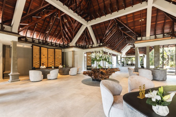 Un lobby spacieux qui mêle touches tropicales et éléments contemporains (© Maradiva Villa Resort & Spa)