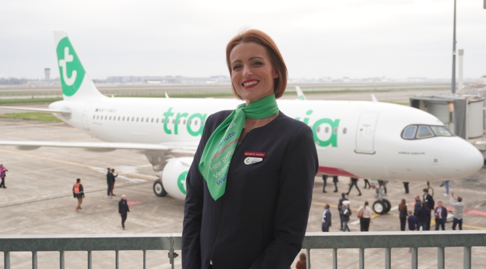 A Toulouse le 10 janvier 2024. Une hôtesse de la compagnie Transavia devant le nouvel A320neo. Photo : C.Hardin