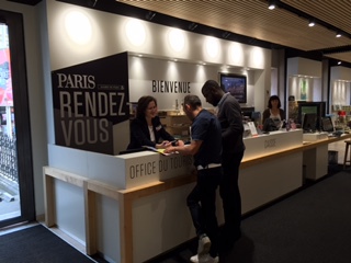 Paris : un point d'accueil pour les touristes ouvert au concept-store "Paris Rendez-Vous"