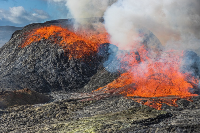 Eruption Islande : des maisons brûlées par la lave