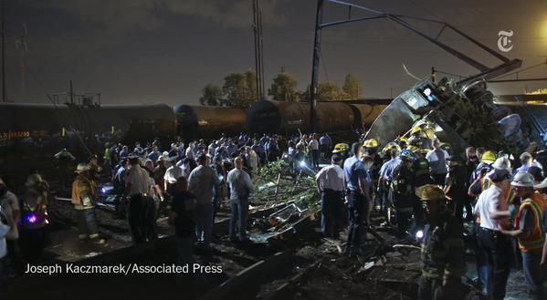 Le train 188 a déraillé dans la soirée du 12 mai 2015 - Photo NY Times - Joseph Kaczmarek (AP)