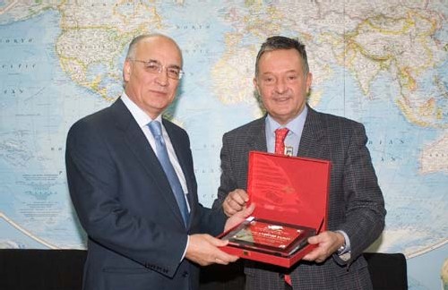 José Antonio Tazón, Président d’Amadeus, recevant le trophée du Mérite des Affaires par l’Organisation Mondiale du Tourisme, par Francesco Frangialli, Secrétaire Général de l’OMT