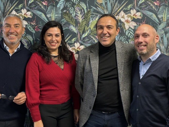 Raouf et Samia Benslimane, co-fondateurs d'Ô Voyages, en compagnie d'Ali, le directeur commercial, et à droite Raphaël Auvray, directeur long-courrier. ©David Savary. Raouf et Samia Benslimane, co-fondateurs d'Ô Voyages, en compagnie d'Ali, le directeur commercial, et à droite Raphaël Auvray, directeur long-courrier. ©David Savary.