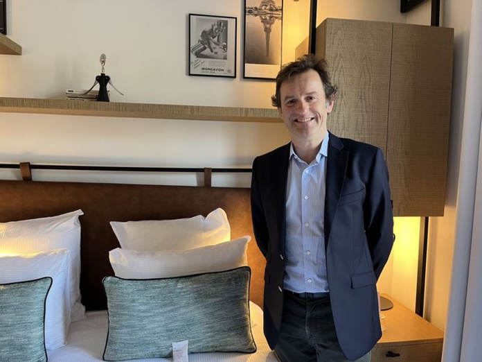 Timothée de Courcy dans l'une des chambres de Esteem (© PB) Timothée de Courcy dans l'une des chambres de Esteem (© PB)