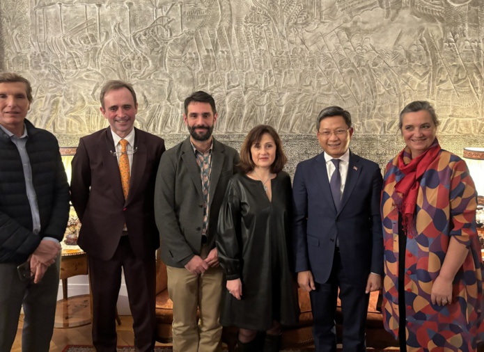 De gauche à droite, Bernard Bonnet (Les Maisons du Voyage), Jacques Guichandut (ministère du Tourisme au Cambodge), Jérémy Grasset (Shanti Travel), Catherine Robin (Qatar Airways), David Luy, ambassadeur du Cambodge en France, et Virginie Gerbault (Asia). ©DS