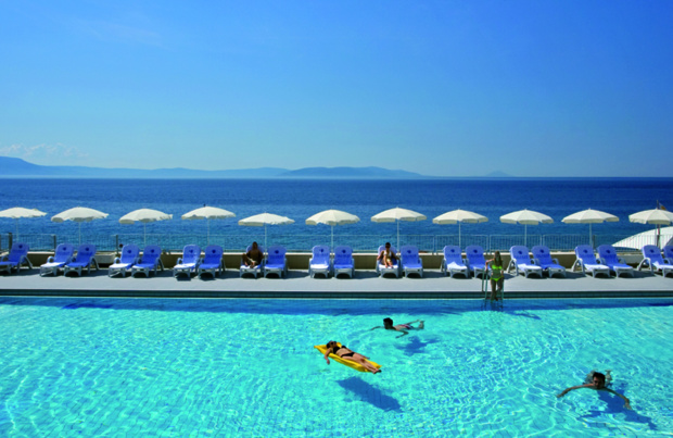 Surplombant la mer Adriatique, l'établissement est équipé d'une piscine panoramique - DR : Visit Europe Surplombant la mer Adriatique, l'établissement est équipé d'une piscine panoramique - DR : Visit Europe