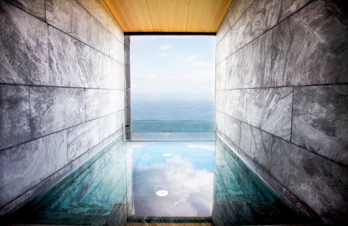 La piscine intérieure/extérieure rien que pour vous à l'hôtel Akelarre à Saint-Sébastien, Espagne - Photo RC