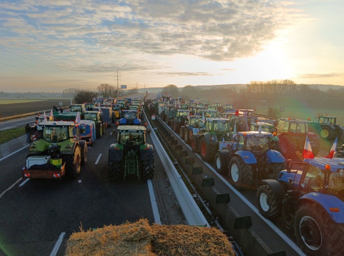 Blocages agriculteurs : l'avis juridique de Chloé Rezlan sur les blocages des routes et aéroports, en cas de départs en voyage - Compte Facebook de la FNSEA Blocages agriculteurs : l'avis juridique de Chloé Rezlan sur les blocages des routes et aéroports, en cas de départs en voyage - Compte Facebook de la FNSEA