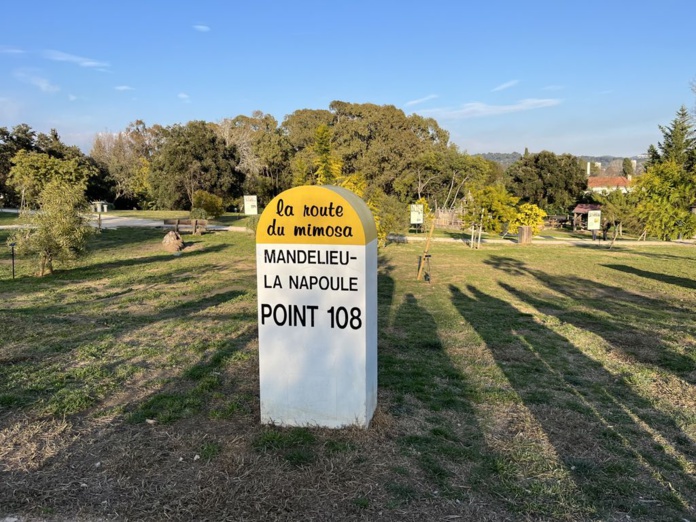 La borne indiquant que Mandelieu-La Napoule se trouve au Km 108 de la route du mimosa, est désormais installée dans le parc Emmanuelle de la Marande (© PB)