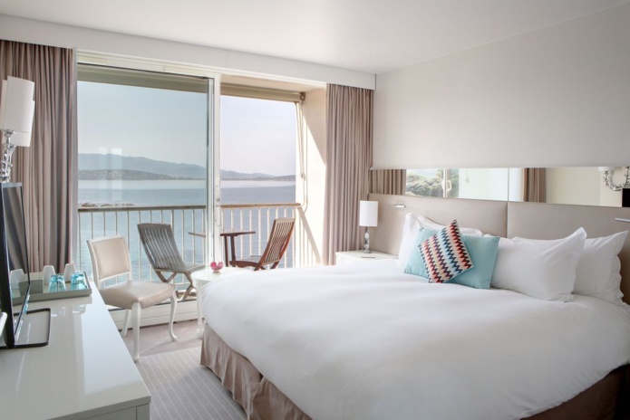 Des chambres aux couleurs claires avec vue imprenable sur la Méditerranée (© Sofitel) Des chambres aux couleurs claires avec vue imprenable sur la Méditerranée (© Sofitel)