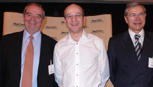 G. Colson (président du Snav), R. Vainopoulos et S. Fouquet, président de la FNTV. Tourcom, en liaison avec les 93 adhérents autocaristes du réseau, va développer une offre propre à ce mode de transport. L'autocar concerne le tiers de ses ventes cir G. Colson (président du Snav), R. Vainopoulos et S. Fouquet, président de la FNTV. Tourcom, en liaison avec les 93 adhérents autocaristes du réseau, va développer une offre propre à ce mode de transport. L'autocar concerne le tiers de ses ventes cir